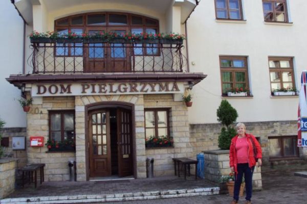 w kompleksie znajduje się klasztor oo.Franciszkanów, kościół oraz dom pielgrzyma - na zdjęciu: przed j/w. Opodal stoi stary Dom Pielgrzyma, pochodzący z początk