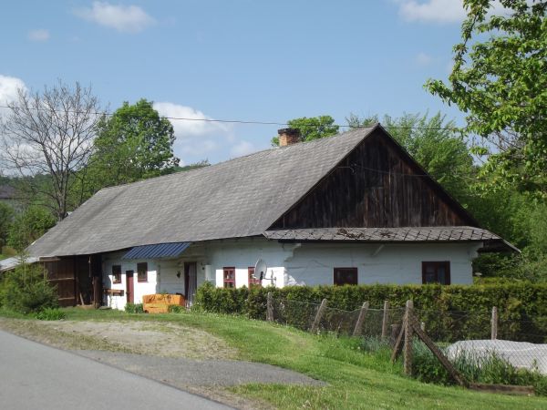 fragment zabudowy wsi - w stylu dawniejszym, dla nas urokliwym, pełnym ciepła przy chlebowym piecu !