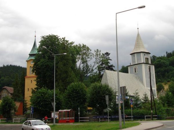 1. Kościół ewangelicki pw. bł. Karoliny Kózki z 1904 (szary).
2. Kosciol rzymsko-katolicki p.w. sw. Mikolaja (XIV-XVIIw).Na jego murze znajduje sie 5 plyt nagr