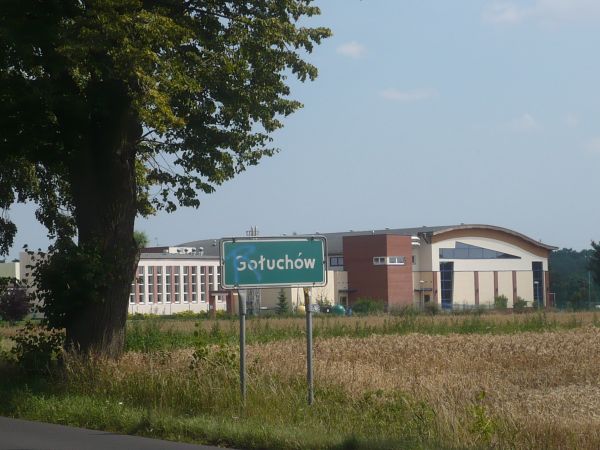 Wjazd do Gołuchowa na zdjęciu w oddali boiska sportowe i Hala sportowa.
