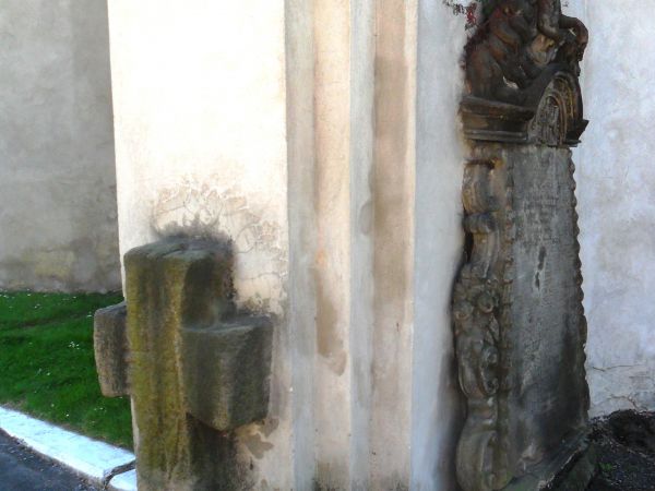 KRZYŻ POKUTNY I EPITAFIUM NA ŚCIANIE KOŚCIOŁA