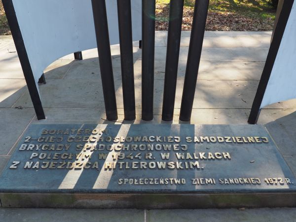 u podnóża pomnika : tablica z tekstem przesłania. Należy tu przypomnieć o patronie szkoły, na terenie której ten pomnik - więcej w opisach galerii.