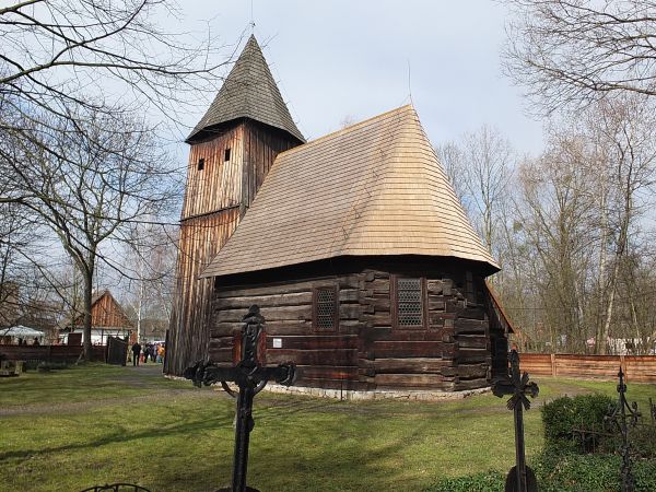 Drewniany kościółek na terenie Muzeum Wsi Opolskiej