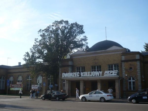 Zaniedbany dworzec kolejowy.