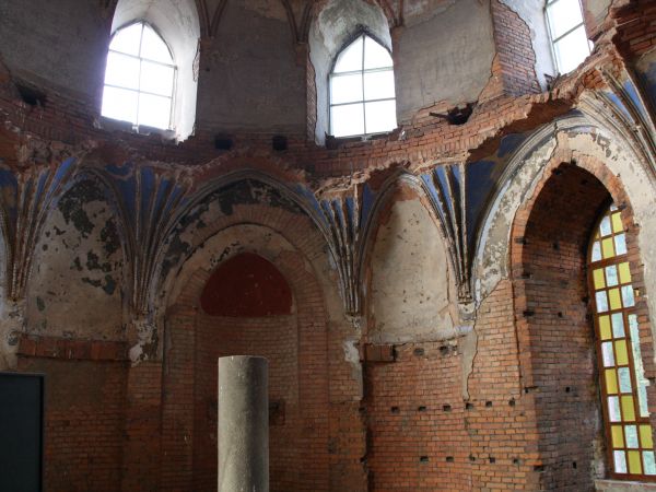 kaplica pałacowa. Przy temacie : ogromna sala balowa na Zamku w Nowym Wiśniczu - tam dziś prezentowana kolekcja papieskich pomników - ich kopie, a np. w Zamku K