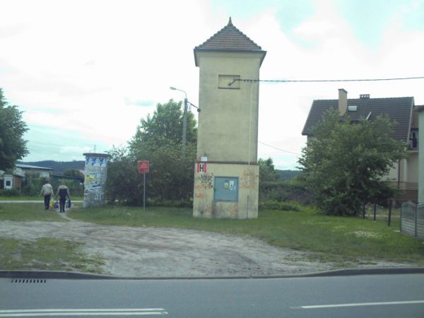 Trafostacja przy ul. Glinianej.
Obok słup ogłoszeniowy,kiedyś
było je widać prawie na każdym
skrzyżowaniu.