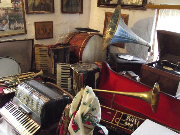może to zbiory / eksponaty w "sektorze muzycznym" skansenu p. Tomka Kędry ? - spodziewać się należy, że dla pasjonatów to gratka i okazja do wypatrzenia bo mieć
