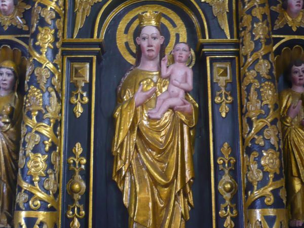 Ołtarz boczny z prawej z figurą MB z Dzieciątkiem.