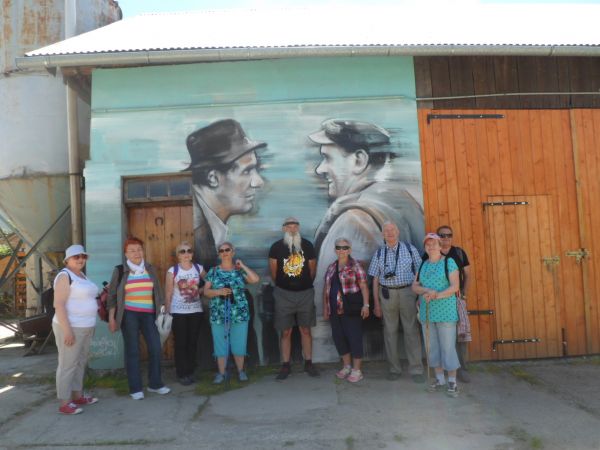 podkreślić należy, że fotograficzne ujęcie pana sołtysa - na tym zdjęciu pośrodku - na tle tego murala a na nim bohaterów kultowej komedii - zostało uznane prze