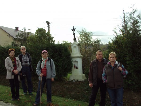 przed / obok : kapliczki z krzyżem - opis tego krzyża przy innym zdjęciu. Przy  temacie : ok. 12-15 km od tej wsi,po drugiej - południowym zboczu pasma Beskidu