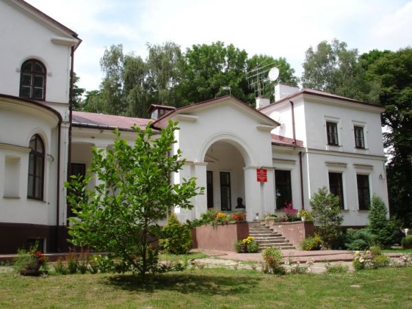 Dworek Wesslow, pozniej Rostworowskich i Janiszewskich. Po wojnie Dom Dziecka. Teraz Specjalny Osrodek Szkolno-Wychowawczy.