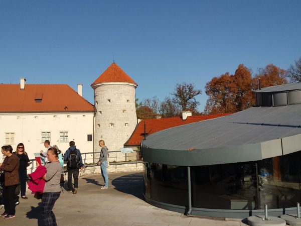 Stare dzieje łączą się z nowymi przeszkloną windą.