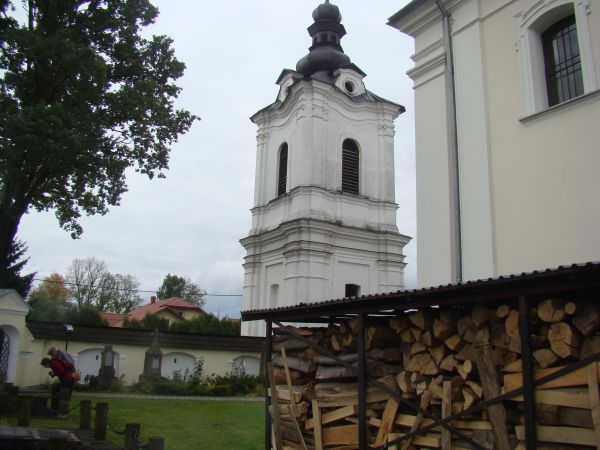 przy parkanie / murze obronnym z otworami strzelniczymi, okalającym kościół  - ewenement w założeniu budownictwa sakralnego w Polsce - są groby / miejsca pochów