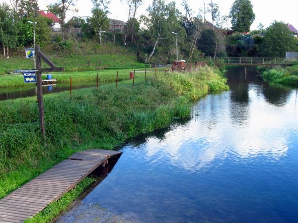 Przenioska kajaków przy spływach rzeką Wdą