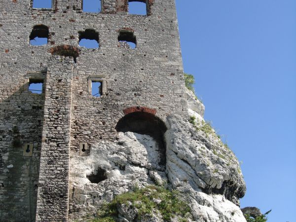 ZAMEK  OGRODZIENIEC  znajduje się w osadzie  Podzamcze , około 2 km na wschód od miejscowosci  Ogrodzieniec.