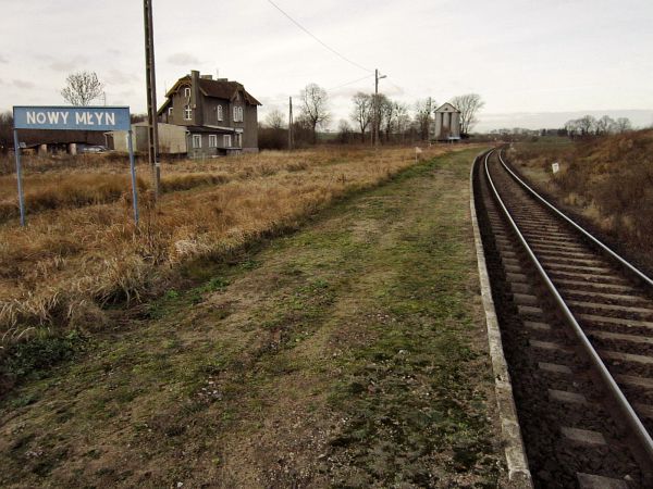 Dawna stacja kolejowa Nowy Młyn. Dawniej prowadziły przez stację dwie linie kolejowe,nie istniejąca już linia z Kętrzyna do Reszla i obecna linia z Kętrzyna do
