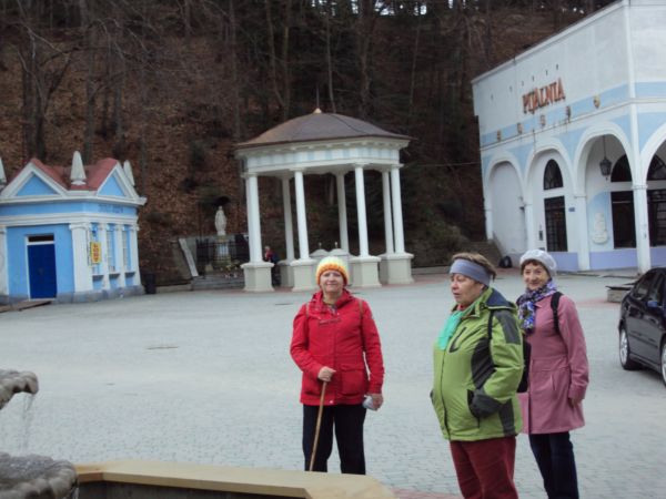 przed: "Źródłem Józefa" na Placu Karola i Józefa Załuskich. Murowany kiosk ustawiony w l. 20-tych XXw. w miejscu dawnego drewnianego z podcieniem na kolumnach.