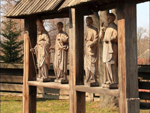 Drewniany kościół konstrukcji zrębowej pw. św. Sebastiana, wzniesiony w roku 1737. W roku 1980 był gruntownie odnawiany z całkowitą wymianą gontów. W  obrębie o