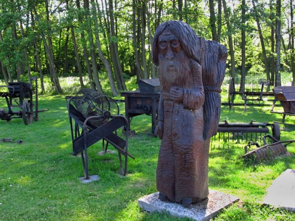 Skansen starych przedmiotów gospodarstwa rolnego oraz domowego, dodatkowo odpoczynek w trakcie podróży drogą nr 25 między Bydgoszczą a Tucholą  przy smacznym je