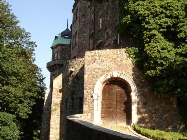 Zamek Książ - wybudowany w latach 1288-1292 przez księcia świdnicko-jaworskiego Bolka I Surowego . Od 1509 r. jako zastaw, a od 1605 r. wykupiony i wlasnosc dzi