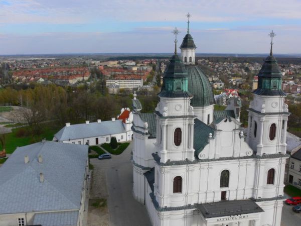 Panorama z dzwonnicy, na pierwszym planie Bazylika pw. Narodzenia NMP