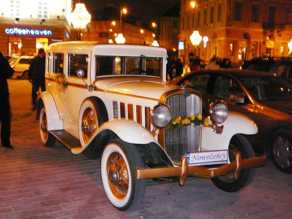ZABYTKOWY SAMOCHÓD NA KRAKOWSKIM PRZEDMIEŚCIU