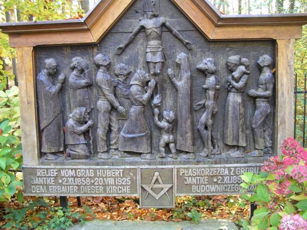 Płaskorzeźba z grobu Huberta Jantke, budowniczego kościółka