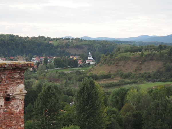 z platformy widokowej ulokowanej na jednej z wież klasztornych : widok na  dolinę Osławy, widoczna cerkiew parafialna greko-katolicka pw. św. Michała,  obecnie