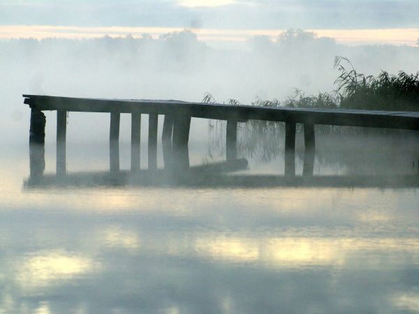 Pomost nad jeziorem w Buntowie