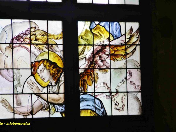 Murowany na planie prostokąta, jednonawowy.