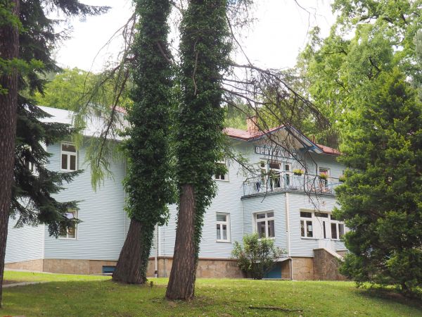 Sanatorium "Opatrzność" - zabytkowy, stylowy obiekt w centrum parku zdrojowego, willa z 1881r., niegdyś rezydencja Administracji Apostolskiej Łemkowszczyzny, kt