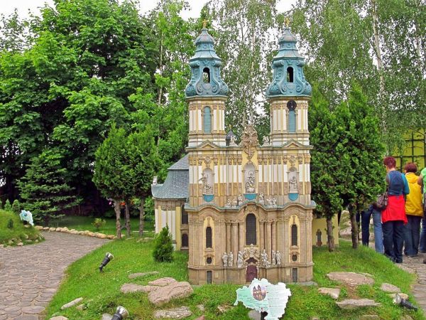 KOWARY - Park Miniatur Zabytków Dolnego Śląska - Kościół NMP w Krzeszowie jest jednym z największych i najpiękniejszych kościołów barokowych w Europie.