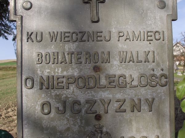 medalion z orłem w koronie / tablica wotywna na : przydrożnym, drewnianym krzyżu - na wspomnienie Powstania Styczniowego. Podczas II wojny św. Niemcy przyjechal