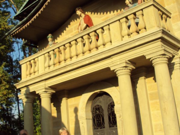 przed pasyjnym Ratuszem Piłata - na dróżkach kalwaryjskich.