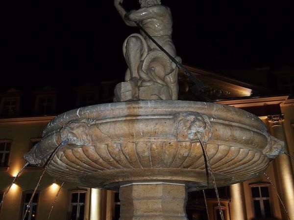 Fontanna przed Pałacem Saturna - nocą