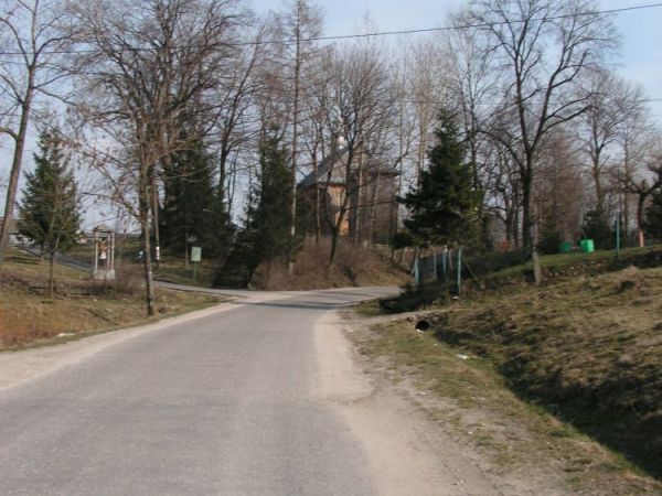 Drga przez wieś. Widok na kościół i figurę św. Jana.