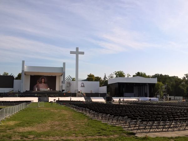 Ołtarz  papieski Światowych Dni Młodzieży w Krakowie na słynnych Błoniach .