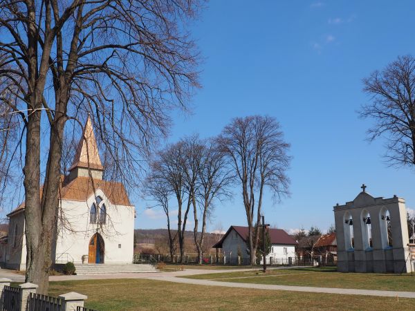 kościół - po remoncie, dzwonnica parawanowa - obok, porządne stylowe kute panelowe na szalunku - ogrodzenie, drzewa przycięte, całość zadbana - przykład do powi