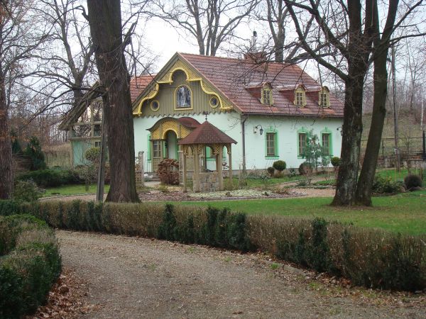 folwark, XIX wiek, odremontowany z pietyzmem, kunsztem i tzw. "smakiem" - pogratulować należy ! a i tego otoczenia i tej alei - zazdrościmy.