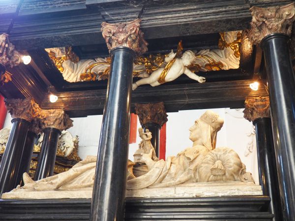 w kaplicy św. Jadwigi - po prawej od nawy głównej : piękny barokowy, marmurowo-alabastrowy sarkofag kanonizowanej księżnej śląskiej.