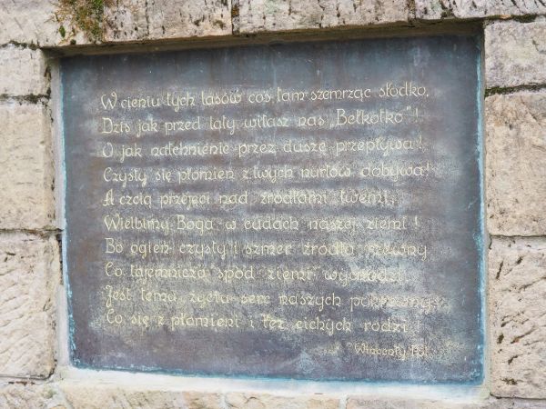 przy "Bełkotce" na postumencie z płaskorzeźbą Wincentego Pola - poety, wiersz sławiący pomnik historii i przyrody. Warto dodać, że pierwszym znanym lekarzem zdr