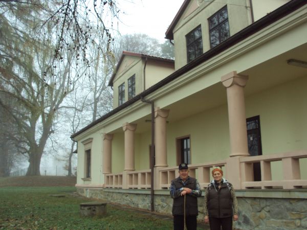 szkoła podstawowa filialna - we wsi była od 1860r., obecnie w obiekcie po byłym dworze.