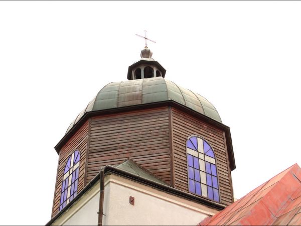 Cerkiew pw. św. Michała Archanioła w Chołowicach . Zbudowana w 1897 r. W 1941 r. spalona. W latach 1993-96 odbudowana.  Obecnie Kościół Pojednania pw. Ducha Świ