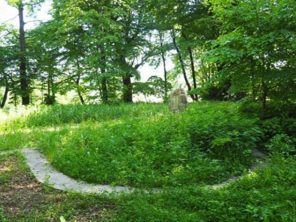 próby odtworzenia zarysów podmurówki cerkwi - tu kaplica po prawej a głaz z tablicą epitafijną osadzony w miejscu ołtarza.