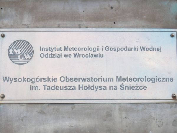 wymieniony tu Tadeusz Hołdys był wieloletnim kierownikiem obserwatorium.