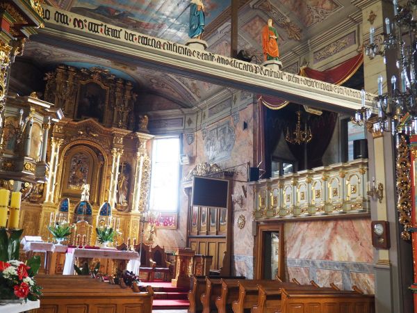 belka tęczowa z krzyżem i figurami - oddziela prezbiterium od nawy głównej kościoła, piękna i kunsztowna polichromia, sztukateria, snycerka i zdobienia.