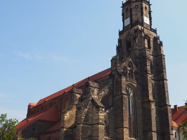 Katedra Świdnicka i jej potężna wieża, widoczne od frontonu kościoła : okno gotyckie - największe na Śląsku.