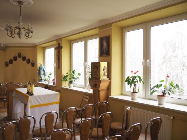 kaplica szpitalna - na antresoli, między parterem a 1-szym piętrem, podczas mszy często wierni "oblegają" na wózkach korytarze i półpiętra a kapłan udzielając k