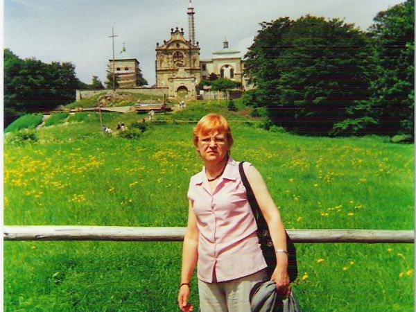 na zdjęciu: na zboczu wzgórza z zespołem klasztornym - furta, krużganki, kościół, muzeum historyczne i misyjne.