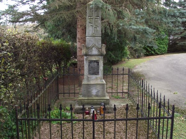 mogiła z krzyżem nagrobnym, kamiennym, z tablicą z inskrypcją na postumencie - dotyczy pochówku miejscowego parocha - księdza unickiego, wyznawców obrządku grek